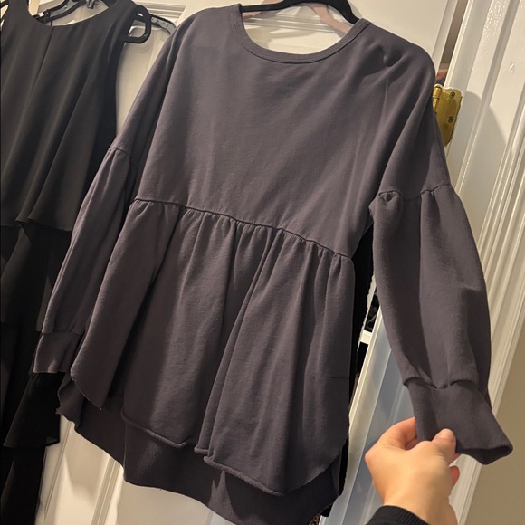 Anthropologie ruffle bottom gray sweatshirt top - Picture 2 of 4